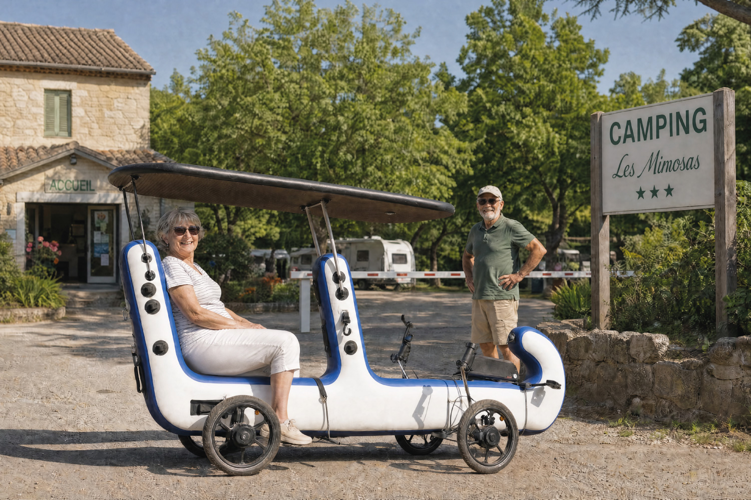 Couple senior avec La Fourmi devant l'entrée d'un camping