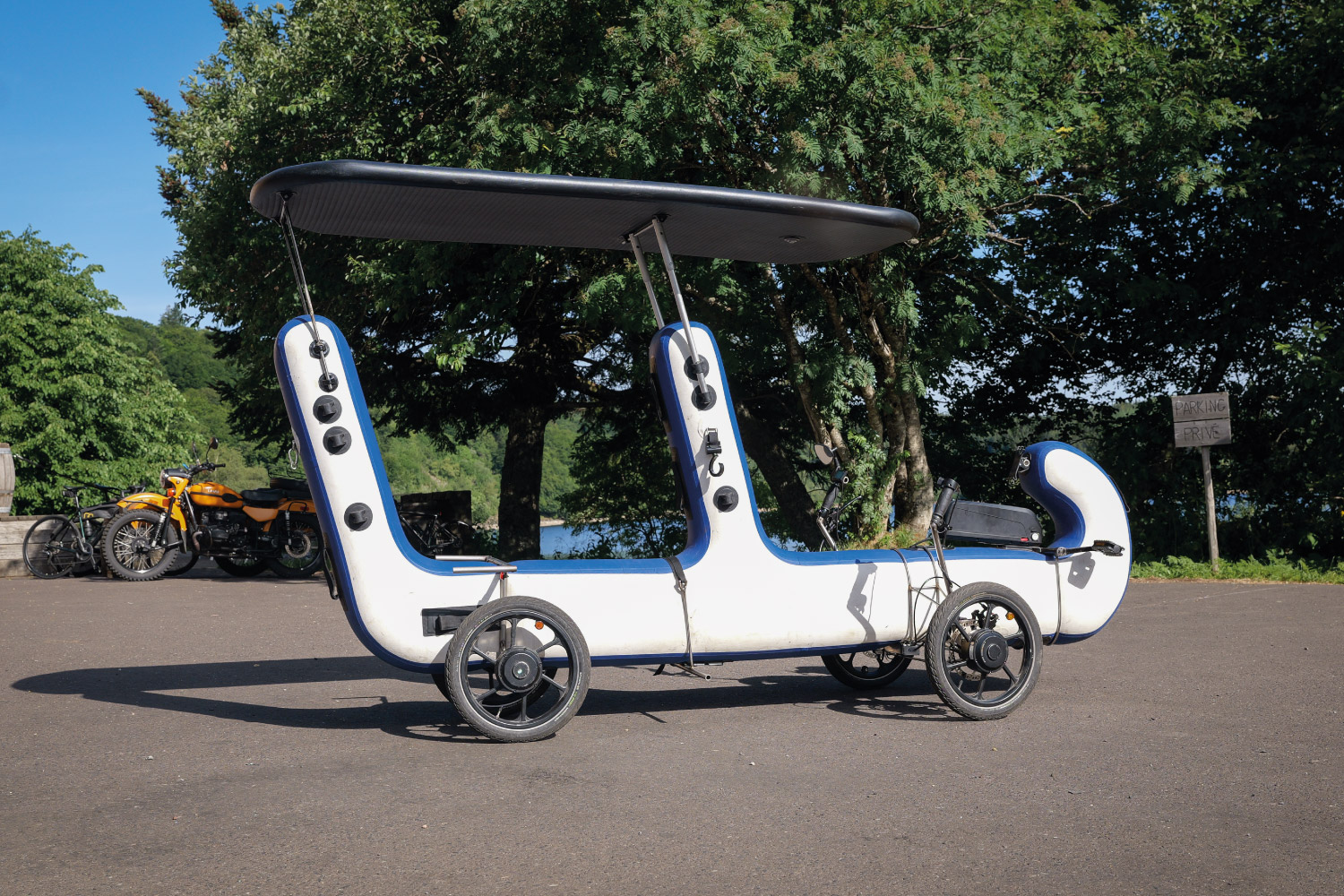 La Fourmi garée sur un parking, vélomobile gonflable AirNAM