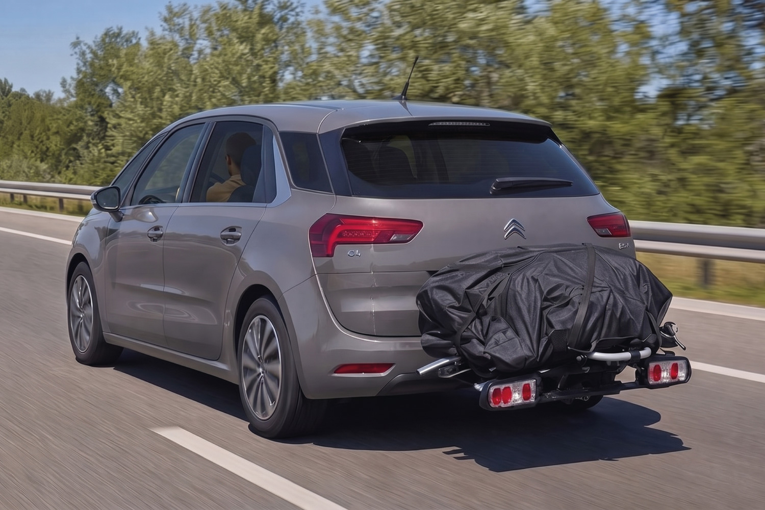 La Fourmi pliée sur porte-vélo à l'arrière d'une voiture, AirNAM